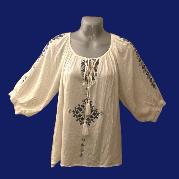 New Boho white and blue embroidered peasant top - Picture 3 of 7